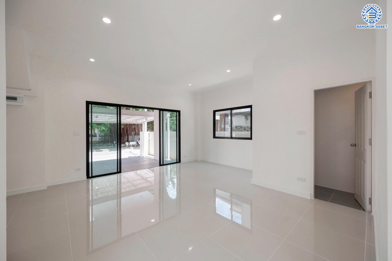 บ้านมือสองตกแต่งใหม่ โครงการ มณธานี บางแค บ้านเดี่ยว 3 ชั้น ดีไซน์หรูหรา เนื้อที่กว้าง 56.40 ตร.ว. พื้นที่ใช้สอย 240 ตร.ม. ฟังก์ชัน 5 ห้องนอน 4 ห้องน้ำ 2 ที่จอดรถ ฟังก์ชันครบตอบทุกไลฟ์สไตล์ บนทำเลศักยภาพ เชื่อมต่อถนนกาญจนาภิเษก ใกล้เดอะมอลล์บางแค ใกล้รถไฟฟ้าสายสีน้ำเงิน "สถานีหลักสอง" และจุดขึ้นทางด่วน "กาญจนาภิเษก"